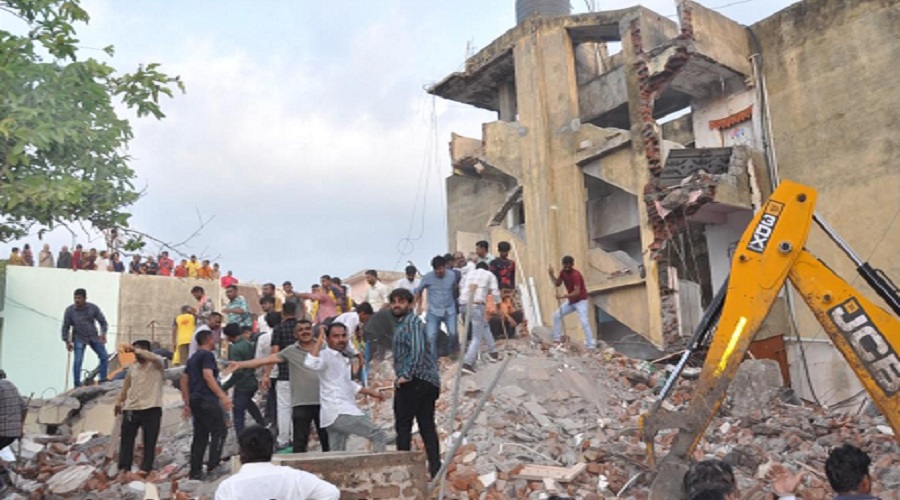 જામનગરમાં જર્જરિત ઈમારતનો હિસ્સો ધસી પડ્યોઃ ત્રણના મૃત્યુ