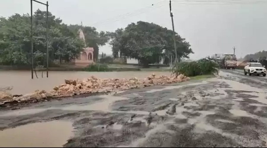 ગુજરાતભરમાં અનરાધાર વરસાદથી 218 રોડ બંધ કરાયા, નવ સ્ટેટ હાઈવે પર અવરજવર સ્થગિત
