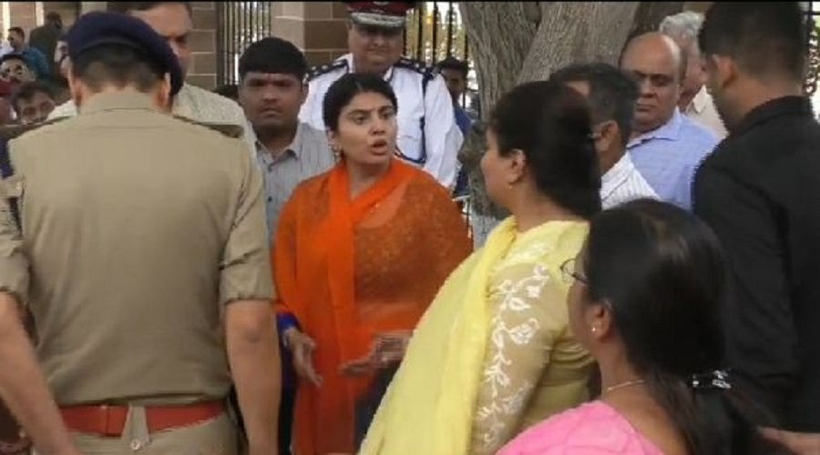 સાંસદ પૂનમ માડમ, ધારાસભ્ય રિવાબા જાડેજા અને જામનગરના મેયર વચ્ચે તણખા ઝર્યા, રિવાબા બોલ્યા, “ઓકાતમાં રહેજો”