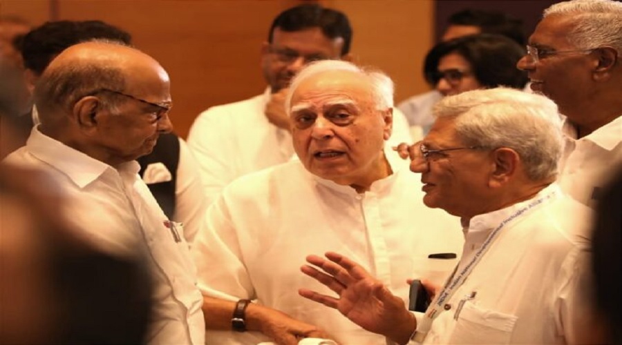 કપિલ સિબ્બલની ‘સરપ્રાઈઝ’ એન્ટ્રીથી કોંગ્રેસના નેતાઓ ચોંકી ગયા