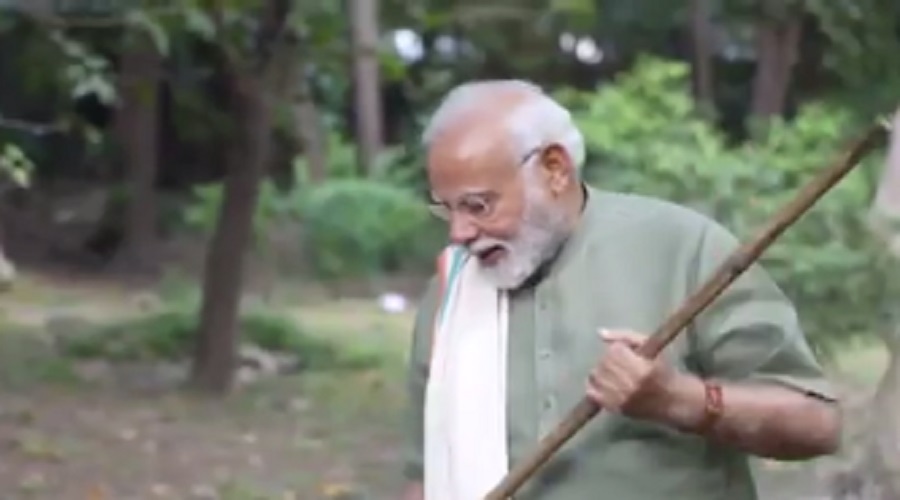PM મોદીએ દેશવ્યાપી ‘સ્વચ્છતા અભિયાન’નું નેતૃત્વ કર્યું, ફ્લોર સાફ કરતા જોવા મળ્યા PM મોદીએ દેશવ્યાપી ‘સ્વચ્છતા અભિયાન’નું નેતૃત્વ કર્યું, ફ્લોર સાફ કરતા જોવા મળ્યા